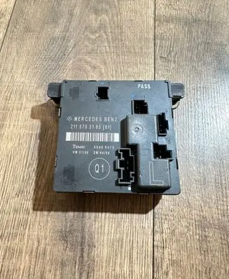 Mercedes-Benz E W211 Door control unit/module 2118703185 00406075