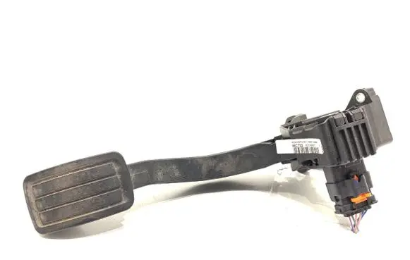 Accelerator throttle pedal