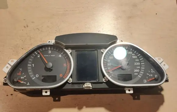 Audi A6 S6 C6 4F Speedometer (instrument cluster) 4F0920900S 4F0910900A