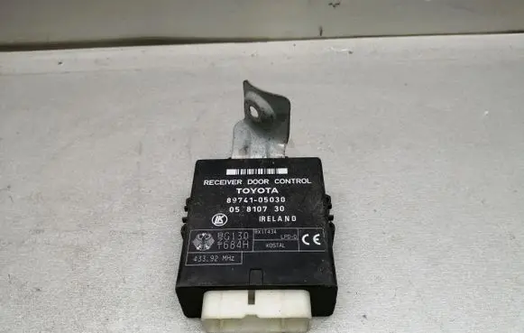 Toyota Avensis T220 Door control unit/module 8974105030