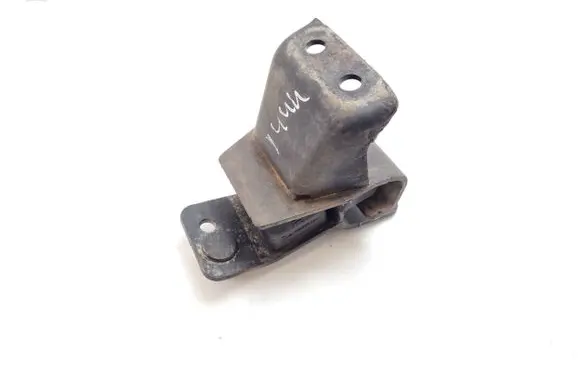 Mitsubishi Pajero Engine mount bracket MR198012