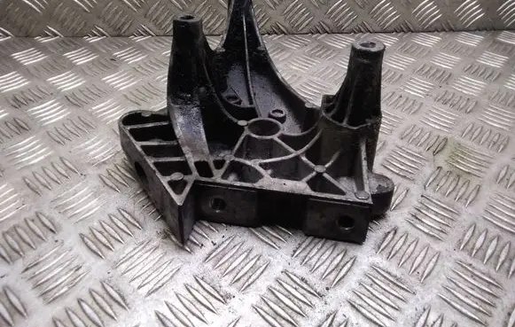 Volkswagen PASSAT B6 Engine mounting bracket 03G199207A