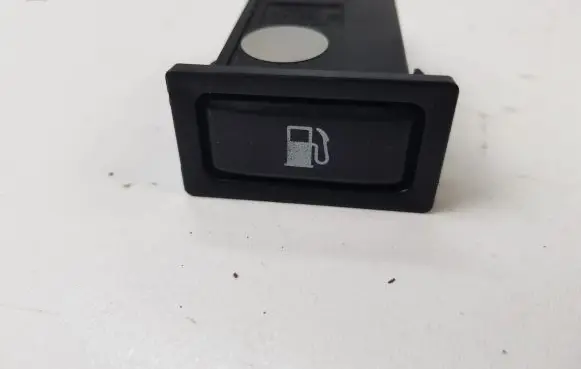 Toyota Avensis T250 Fuel tank opening switch 156795