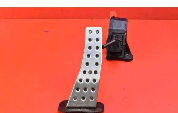 Accelerator throttle pedal
