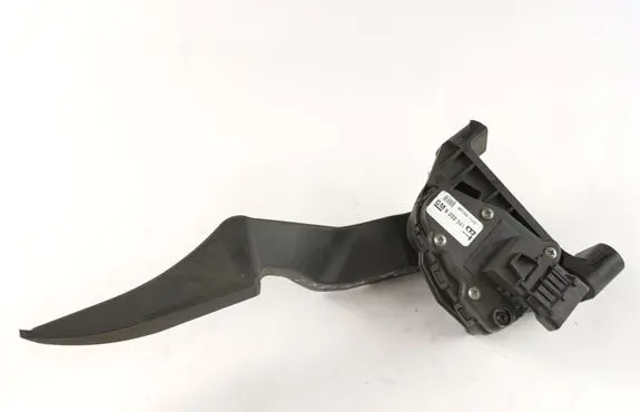 Accelerator throttle pedal
