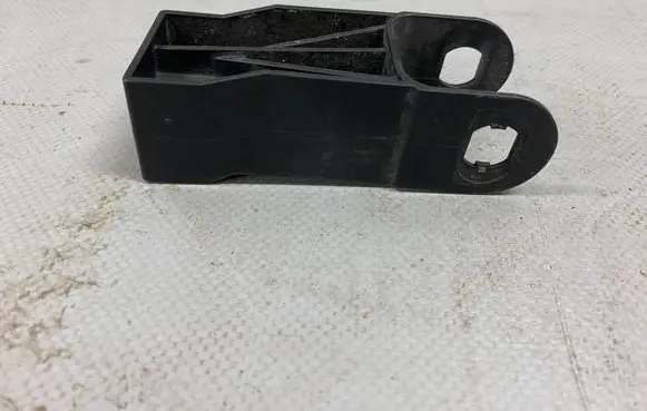 Volkswagen Touareg II Radiator mount bracket 7P0121079B