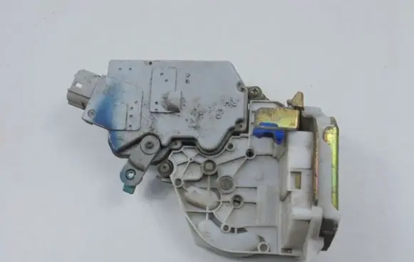 Nissan Primera Rear door lock