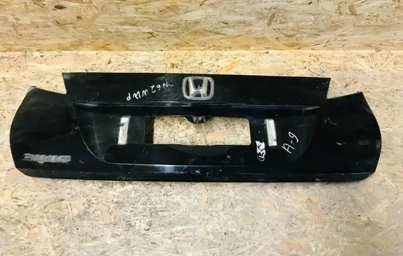 Tailgate trim