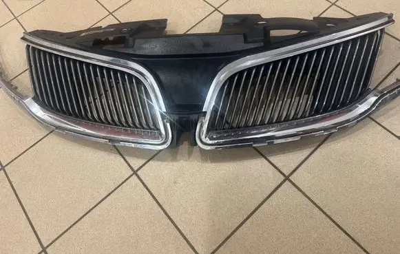 Lincoln MKS Front bumper upper radiator grill DA538A164