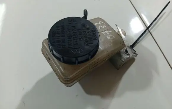 Brake fluid reservoir
