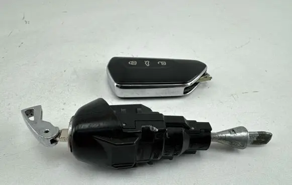 Volkswagen Golf VIII Front door lock (next to the handle) 5H0837167A