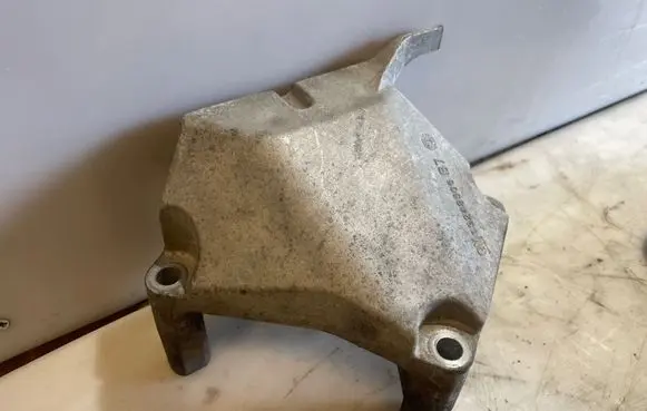 Engine mounting bracket