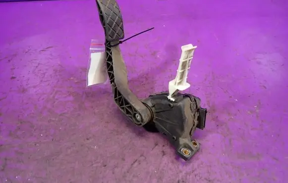 Volkswagen Golf IV Accelerator throttle pedal