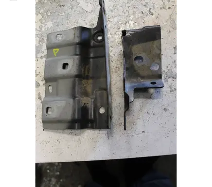 Dacia Logan III Fender mounting bracket