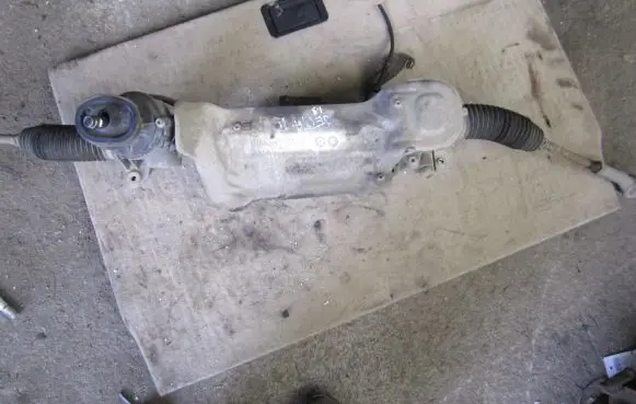Volkswagen Golf V Steering rack