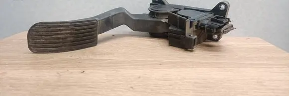 Mercedes-Benz Vito Viano W639 Accelerator throttle pedal A6393000604 0281002561
