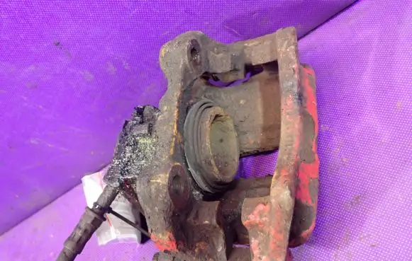 Volkswagen Golf III Front brake caliper
