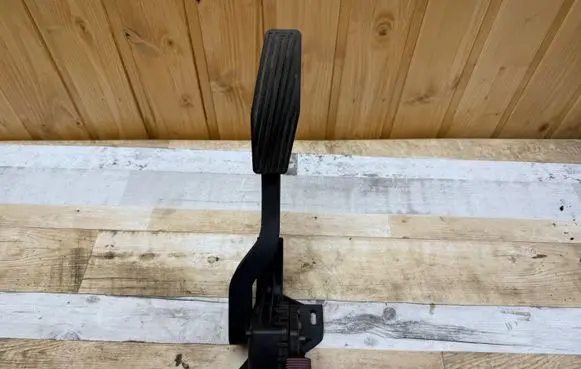 Accelerator throttle pedal