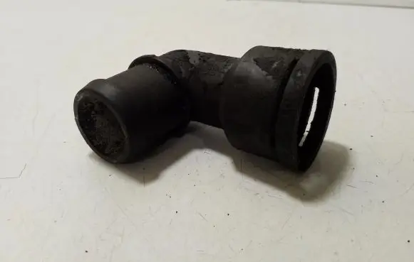 Volkswagen Golf III Engine coolant pipe/hose 037121619