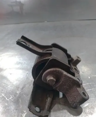 Engine mount vacuum valve