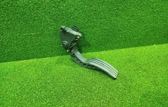 Renault Trafic III (X82) Accelerator throttle pedal 180020024R