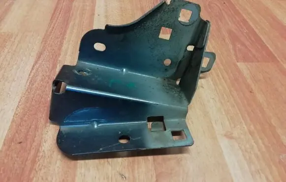 Renault Zoe Fender mounting bracket 620425323R 620420424R