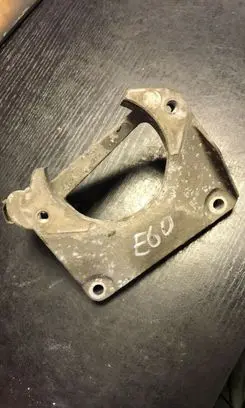 BMW 5 E60 E61 Engine mounting bracket 6761117