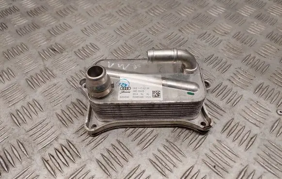 Audi Q7 4M Engine oil radiator 06E117021M 06E504B