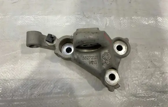 Alfa Romeo Giulia Engine mounting bracket 55272177