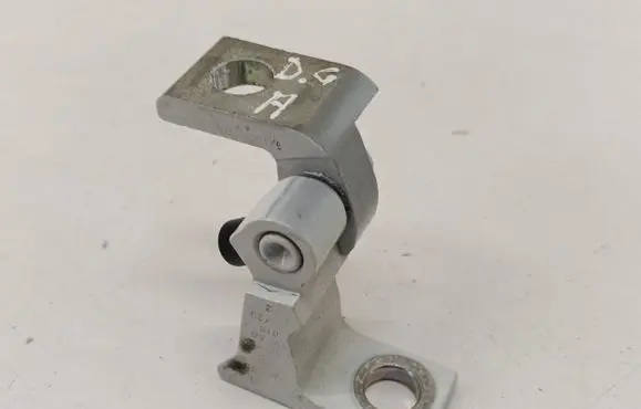 Volkswagen Taigo Rear door lower hinge