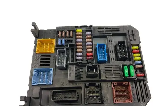 Peugeot 208 I Fuse module 9819851280