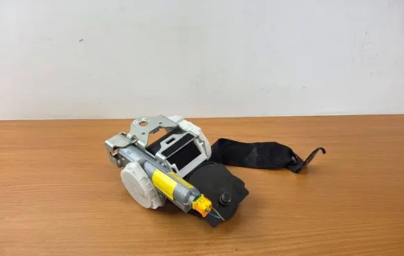 Mercedes-Benz E AMG W212 Rear seatbelt 34088404D A061213