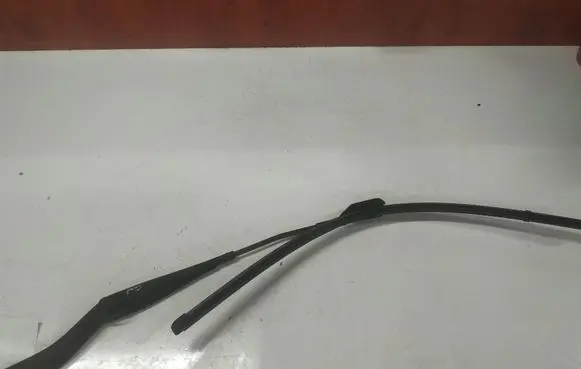 Volvo V50 Front wiper blade arm