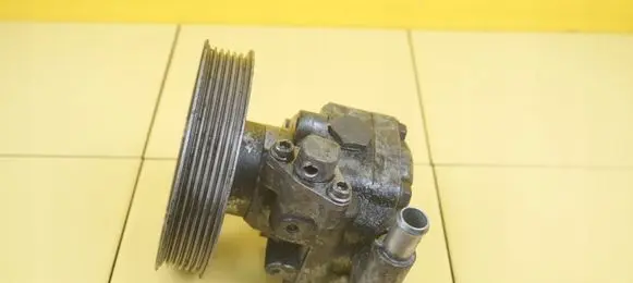 Audi A4 S4 B7 8E 8H Power steering pump 8K0145153F