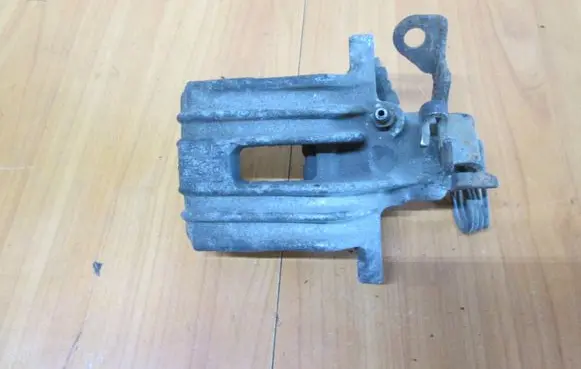 Volkswagen PASSAT B5 Rear brake caliper