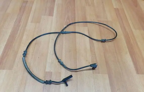 Chrysler 300 - 300C ABS rear brake sensor 04779457AB 25071161194