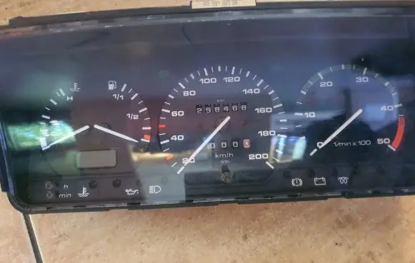 Speedometer (instrument cluster)