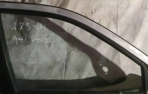 Hyundai Santa Fe Front door window glass four-door