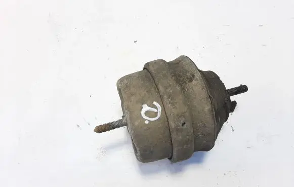 Volkswagen PASSAT B5 Engine mount bracket