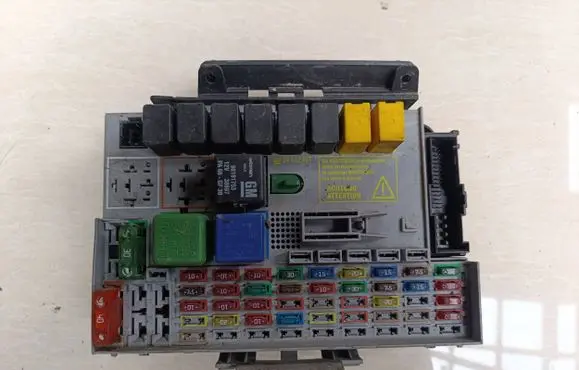 Opel Zafira A Fuse box set 24412497