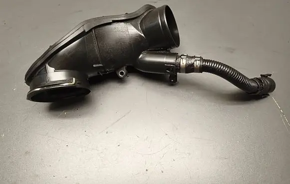 BMW 5 F10 F11 Air intake duct part 7807493 58650910 850670203