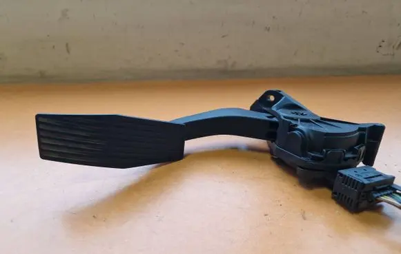 Opel Zafira C Accelerator throttle pedal 13253781 6PV00976511