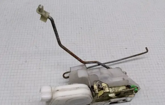Mitsubishi Space Runner Front door lock