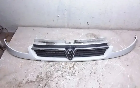 Opel Vivaro Front bumper upper radiator grill 91166761 8200044885