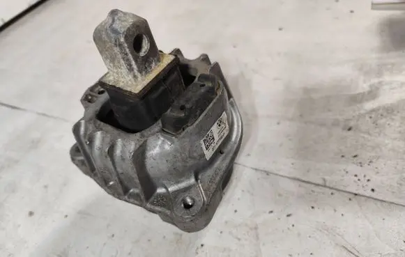 BMW 5 F10 F11 Engine mount bracket 6777382 68623513