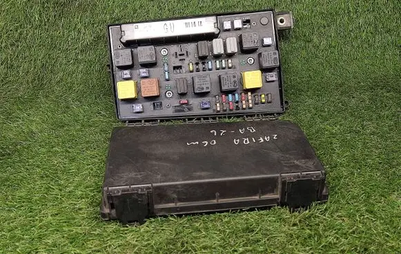 Opel Zafira B Power management control unit 13206748 13206748GU 5DK00866848