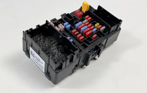 Cadillac Escalade IV Fuse box set 23418063 23225914 23200663