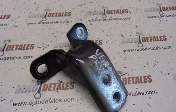 Toyota Verso Front door upper hinge
