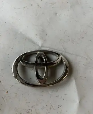 Toyota Land Cruiser (J120) Manufacturers badge/model letters 