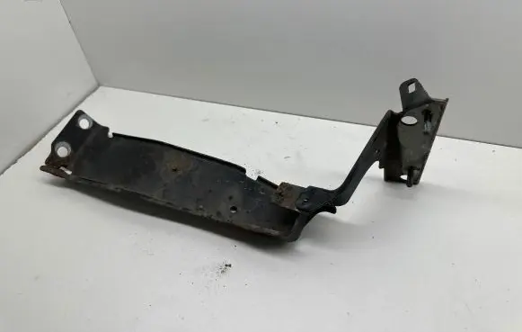 Audi A4 S4 B8 8K Fender mounting bracket 8K0821136B